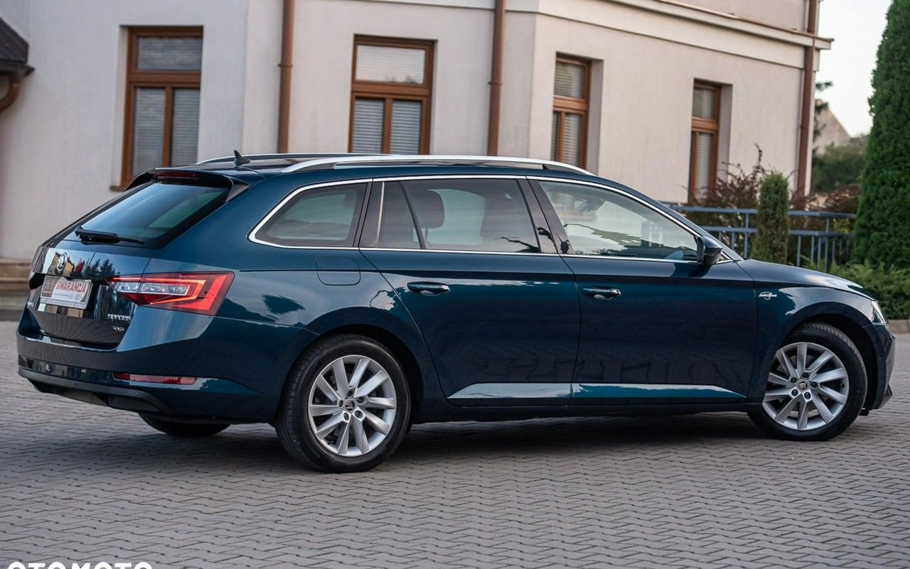 Skoda Superb cena 87700 przebieg: 197000, rok produkcji 2017 z Gdynia małe 704
